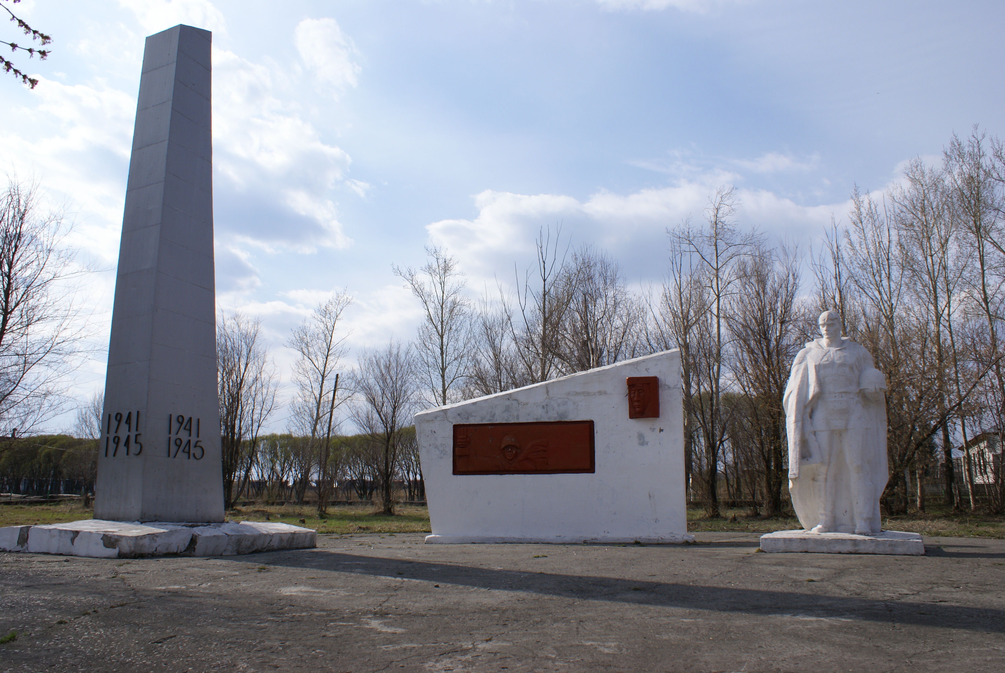 Памятник воинам, погибшим в годы Великой Отечественной войны 1941-1945 (Юбилейная, 11А) (ул. Юбилейная, 11А – является объектом культурного наследия – Постановление АКСНД № 94 от 02.04.2001);.